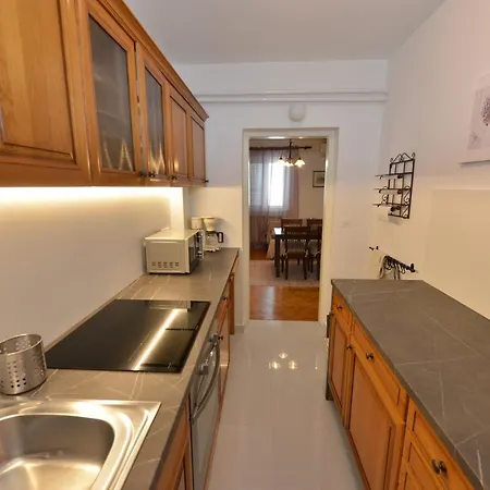Villa Franka Rab בית הארחה ראב