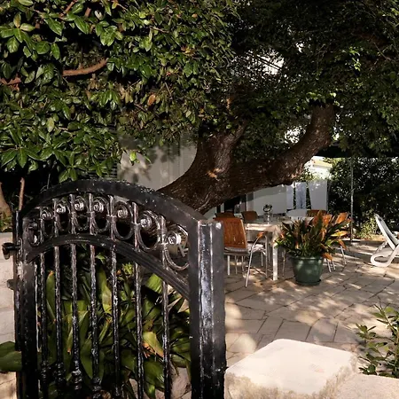 Villa Franka Rab בית הארחה